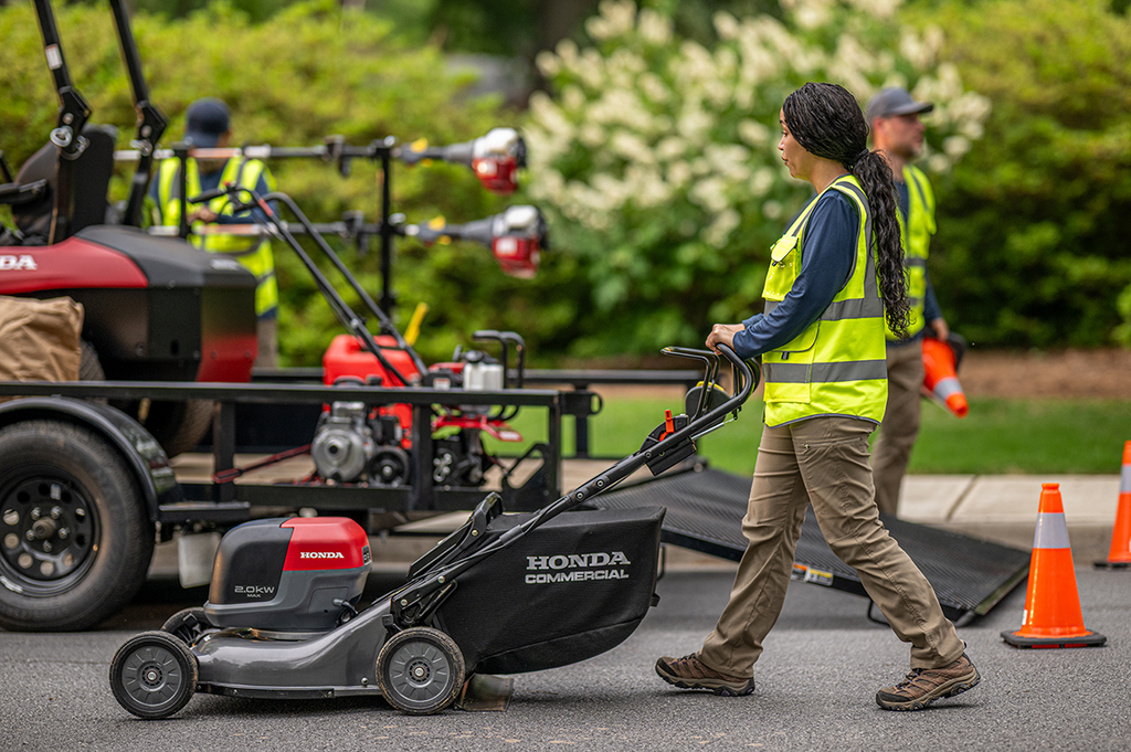Honda HRC216EXA6 21 Inch Dual Bay Commercial Battery Powered Self-Propelled Lawn Mower